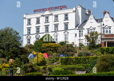 Westcliff Hotel an den Klippen oberhalb von Southend an der Küste von Essex, Großbritannien, mit Zelten von Obdachlosen in den Cliff Gardens. Obdachlosigkeit Stockfoto