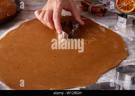 Woman's Hände machen Lebkuchen cookies Formen von Teig Stockfoto