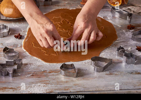 Woman's Hände machen Lebkuchen cookies Formen zum Backen Stockfoto