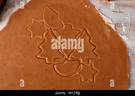 Raw Lebkuchen Plätzchen formen auf hölzernen Tisch Stockfoto