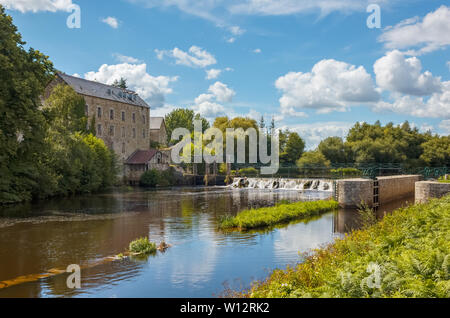 Blick auf den Fluss Blavet in der Bretagne und in die Verriegelung der Guernal, in der Nähe von Pontivy Stockfoto