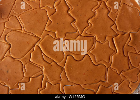 Raw Lebkuchen Teig Plätzchen formen als Hintergrund Stockfoto