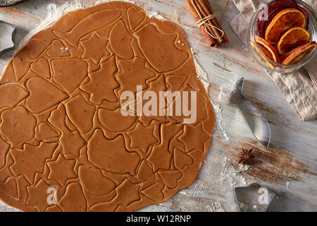 Raw Lebkuchen Plätzchen formen auf hölzernen Tisch Stockfoto