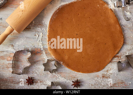 Gerollt Lebkuchen Teig auf hölzernen Tisch Stockfoto