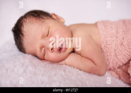 Cute Baby Mädchen schlafen auf weiche Decke Stockfoto