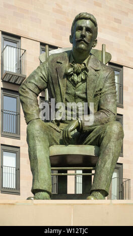 Bronzestatue von Charles Rennie Macintosh (2018, Andy Scott) in der anderston im Zentrum von Glasgow, Schottland Stockfoto