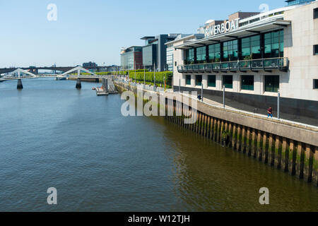 Den Fluss Clyde in Glasgow, Schottland. Wellenlinie Brücke, Broomielaw, Grosvenor Riverboat casino, Clyde Gehweg, Stockfoto