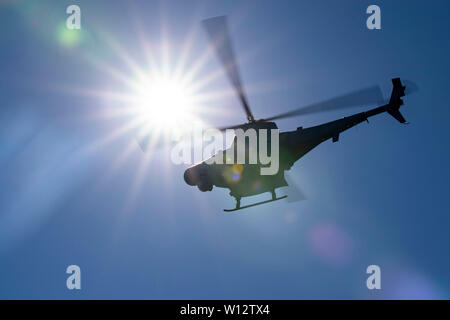 190626-N-QI 061-0492 ATLANTIK (Juni 26, 2019) Ein MQ-8B Fire Scout zum Meer Ritter von Hubschrauber Meer Combat Squadron (HSC)22 fliegt über der Freiheit-Klasse USS Milwaukee Littoral Combat Ship (LCS 5). Das Meer Ritter sind derzeit mit der Milwaukee unterwegs die Durchführung von routinemäßigen Übungen in den Atlantischen Ozean. (U.S. Marine Foto von Mass Communication Specialist 3. Klasse Nathan T. Bart/Freigegeben) Stockfoto