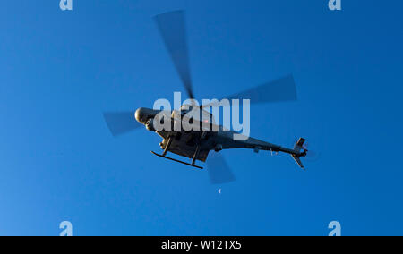 190626-N-QI 061-0138 ATLANTIK (Juni 26, 2019) Ein MQ-8B Fire Scout zugeordnet zum Meer Ritter von Hubschrauber Meer Combat Squadron (HSC) 22 fliegt über die Freiheit - Klasse Littoral Combat Ship USS Milwaukee (LCS 5). Das Meer Ritter sind derzeit mit der Milwaukee unterwegs die Durchführung von routinemäßigen Übungen in den Atlantischen Ozean. (U.S. Marine Foto von Mass Communication Specialist 3. Klasse Nathan T. Bart/Freigegeben) Stockfoto