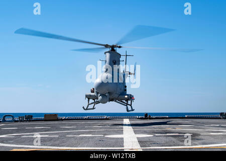 190626-N-QI 061-0445 ATLANTIK (Juni 26, 2019) Ein MQ-8B Fire Scout zum Meer Ritter von Hubschrauber Meer Combat Squadron (HSC) 22 zugewiesen, das ausgehend von der Flight Deck der Freiheit-Klasse USS Milwaukee Littoral Combat Ship (LCS 5). Das Meer Ritter sind derzeit mit der Milwaukee unterwegs die Durchführung von routinemäßigen Übungen in den Atlantischen Ozean. (U.S. Marine Foto von Mass Communication Specialist 3. Klasse Nathan T. Bart/Freigegeben) Stockfoto