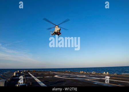 190626-N-QI 061-0126 ATLANTIK (Juni 26, 2019) Ein MQ-8B Fire Scout zum Meer Ritter von Hubschrauber Meer Combat Squadron (HSC) 22 zugewiesen, das ausgehend von der Flight Deck der Freiheit-Klasse USS Milwaukee Littoral Combat Ship (LCS 5). Das Meer Ritter sind derzeit mit der Milwaukee unterwegs die Durchführung von routinemäßigen Übungen in den Atlantischen Ozean. (U.S. Marine Foto von Mass Communication Specialist 3. Klasse Nathan T. Bart/Freigegeben) Stockfoto