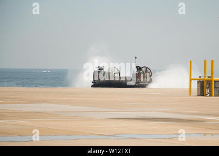 Eine Landing Craft air cushion (LCAC) vom Angriff Craft Unit (ACU) 4 macht Land onboard Gemeinsame Auslandseinsätze wenig Creek-Fort Geschichte während einer Reihe von Briefings und praktische Schulungen für die Kriegsführung Taktiken Ausbilder (WTI) in der 15-wöchigen Kurs der Anweisung vor verdienen WTI Qualifikation. SMWDC ist einer von fünf der Marine Warfighting Entwicklungszentren und seine Mission ist die Letalität und taktischen Kenntnisse der Oberfläche tritt in allen Bereichen zu erhöhen. (U.S. Marine Foto von Leutnant Matthew A. Stroup/Freigegeben) Stockfoto