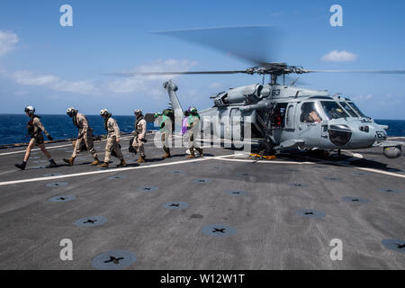 190624-N-HD 110-0112 INDISCHER OZEAN (24. Juni 2019) US-Marines mit dem 11 Marine Expeditionary Unit Verlassen eines MH-60S Sea Hawk Hubschrauber, Hubschrauber Meer Combat Squadron (HSC) 21 zugeordnet, auf dem Flugdeck des Amphibischen dock Landung Schiff USS Harpers Ferry (LSD 49). Harpers Ferry ist Teil der Boxer Amphibious Ready Gruppe und 11 MEU und ist in die USA 5 Flotte Bereich der Maßnahmen zur Unterstützung der Marine im Einsatz für die Stabilität und Sicherheit in der Region zu gewährleisten und verbindet das Mittelmeer und den Pazifischen Raum durch den westlichen Indischen Ozean und drei strategische Cho Stockfoto