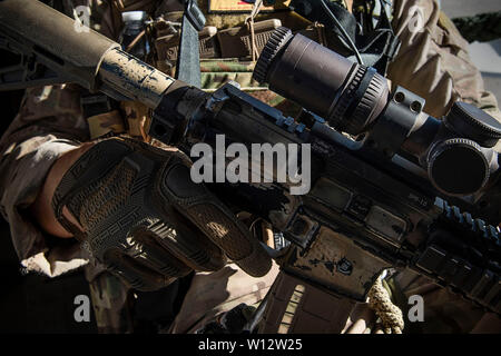 Eine pararescueman auf die 66Th Rescue Squadron auf seine Waffe hält zugewiesen, bevor er macht einen Sprung in die gemeinsame zivile Ausrichtung Konferenz (JCOC) 91 an der Nellis Air Force Base, Nev, 26. Juni 2019. Vier pararescuemen ausgeführt, einem simulierten Notfall medizinische Evakuierung der JCOC Besucher zu zeigen, wie sie arbeiten und bedienen. (U.S. Air Force Foto von Airman 1st Class Jeremy Wentworth) Stockfoto