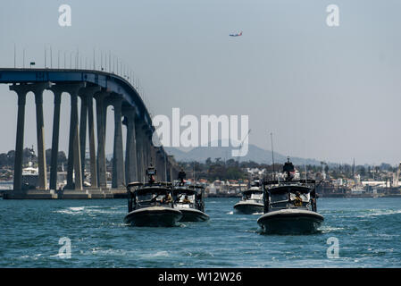 190619-N-DX 868-1778 SAN DIEGO (6. Juni 2019) 34-Fuß-Dauntless Patrouillenboote kehren von einem unterwegs Crew - Serviert Gewehr schießen vor der Küste von San Diego. CRS-1 ist Qualifizierung für künftige Mobilisierung Anforderungen. (U.S. Marine foto Hospital Corpsman 1. Klasse Kenji Shiroma/Freigegeben) Stockfoto