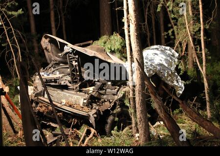 Nürnberg, Deutschland. 30. Juni, 2019. Ein autowrack steht neben der Autobahn 9 (A9) in einem bewaldeten Gebiet. Der Fahrer wurde bei dem Unfall im Feucht interchange getötet. Nach Angaben der Polizei, sein Auto wurde von der Straße am Samstag abend angetrieben und sind mit mehreren Bäumen zusammenstieß. Der Mann starb noch an der Unfallstelle. (Bestmögliche Qualität) Credit: Andreas Eberlein/dpa/Alamy leben Nachrichten Stockfoto