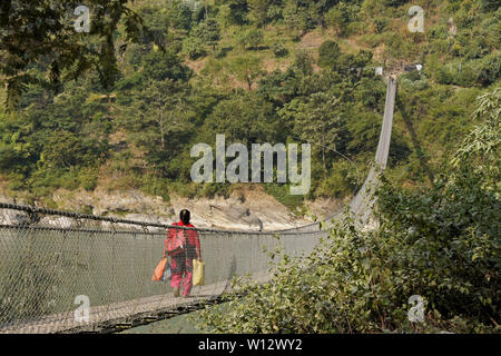 Suspension Fußgängerbrücke aus Narayanghat-Mugling Autobahn auf der südlichen Seite von Seti Gandaki River in der Nähe des Vorsitzes Resort, Chitwan Bezirk, Nepal Stockfoto