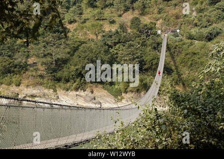 Suspension Fußgängerbrücke aus Narayanghat-Mugling Autobahn auf der südlichen Seite von Seti Gandaki River in der Nähe des Vorsitzes Resort, Chitwan Bezirk, Nepal Stockfoto