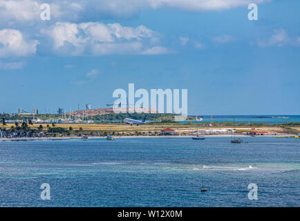 Eine große Passenger Jet Landung in Aruba Stockfoto