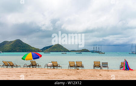 Sonnenschirme und Liegestühle am Strand auf St. Lucia Stockfoto