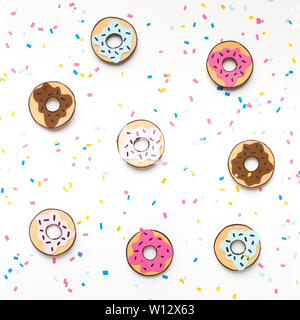 Kreative Sommer Hintergrund mit leckeren Donuts auf Weiß Stockfoto