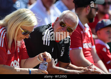 Wald Unterstützer während der Vorsaison Freundschaftsspiel zwischen Alfreton Town und Nottingham Forest am North Street, Sutton-in-Ashfield am Samstag, den 29. Juni 2019. Stockfoto