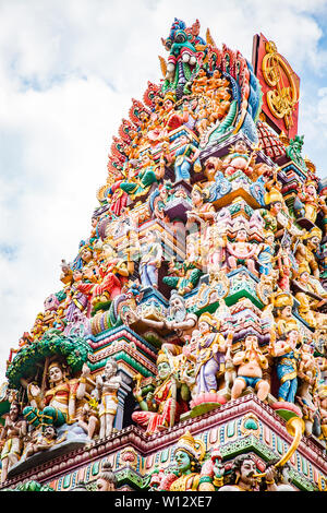 Singapur, Singapur - März 2019: Komplizierte hinduistische kunst und Gottheit Schnitzereien auf der Fassade von Sri Veeramakaliamman Tempel in Little India, Singapur. Stockfoto