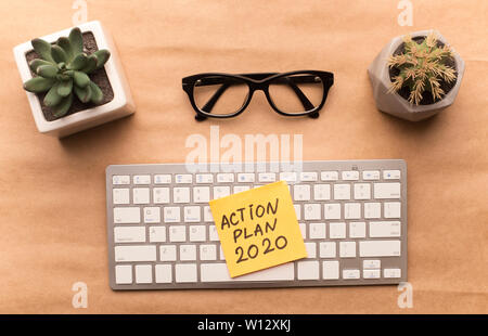 Arbeitsplatz mit Tastatur und Gläser auf dem Papier Hintergrund Stockfoto