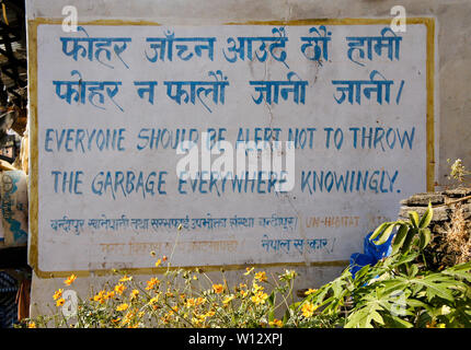 Zweisprachige (englisch und Nepali) gegen Littering, Bandipur, Nepal Stockfoto