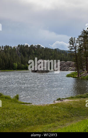 Große Granit Felsen und Bäume entlang der Küste von Sylvan Lake in South Dakota. Stockfoto