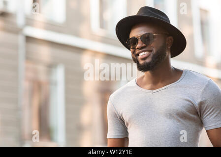 Afrikanischer Mann in hat man in der Nähe der alten Gebäude in der Stadt Stockfoto