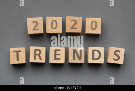 Holzblöcke mit neuen Jahr Konzept auf grauem Hintergrund Stockfoto
