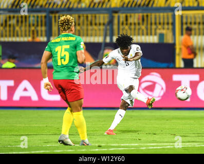 Ismailia, Ägypten. 29 Juni, 2019. Thomas Teye Partey (R) von Ghana schießt während der 2019 Afrika Cup der Nationen F Match zwischen Kamerun und Ghana in Ismailia, Ägypten, am 29. Juni 2019. Das Spiel endete mit einem 0:0-Unentschieden. Credit: Li Yan/Xinhua/Alamy leben Nachrichten Stockfoto