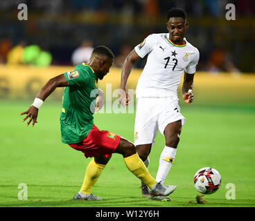 Ismailia, Ägypten. 29 Juni, 2019. Abdul Rahman Baba (R) von Ghana konkurriert während der 2019 Afrika Cup der Nationen F Match zwischen Kamerun und Ghana in Ismailia, Ägypten, am 29. Juni 2019. Das Spiel endete mit einem 0:0-Unentschieden. Credit: Wu Huiwo/Xinhua/Alamy leben Nachrichten Stockfoto