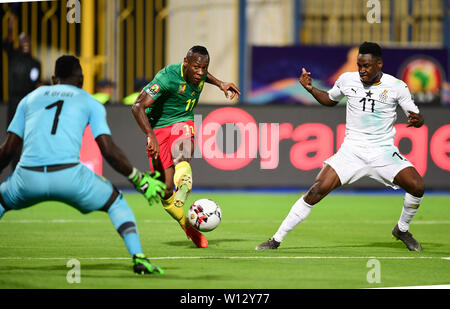 Ismailia, Ägypten. 29 Juni, 2019. Christian Mougang Bassogog (C) von Kamerun schießt während der 2019 Afrika Cup der Nationen F Match zwischen Kamerun und Ghana in Ismailia, Ägypten, am 29. Juni 2019. Das Spiel endete mit einem 0:0-Unentschieden. Credit: Wu Huiwo/Xinhua/Alamy leben Nachrichten Stockfoto