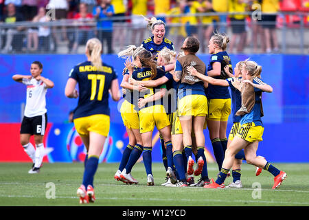 Rennes, Frankreich. 29 Juni, 2019. Spieler von Schweden Feiern nach dem viertelfinale zwischen Deutschland und Schweden im Jahr 2019 die FIFA Frauen-WM an Roazhon Park in Rennes, Frankreich Am 29. Juni 2019. Schweden gewann 2-1. Credit: Chen Yichen/Xinhua/Alamy leben Nachrichten Stockfoto