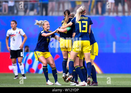 Rennes, Frankreich. 29 Juni, 2019. Spieler von Schweden Feiern nach dem viertelfinale zwischen Deutschland und Schweden im Jahr 2019 die FIFA Frauen-WM an Roazhon Park in Rennes, Frankreich Am 29. Juni 2019. Schweden gewann 2-1. Credit: Chen Yichen/Xinhua/Alamy leben Nachrichten Stockfoto
