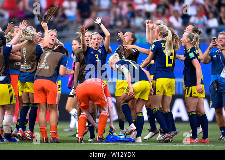 Rennes, Frankreich. 29 Juni, 2019. Spieler von Schweden Feiern nach dem viertelfinale zwischen Deutschland und Schweden im Jahr 2019 die FIFA Frauen-WM an Roazhon Park in Rennes, Frankreich Am 29. Juni 2019. Schweden gewann 2-1. Credit: Chen Yichen/Xinhua/Alamy leben Nachrichten Stockfoto
