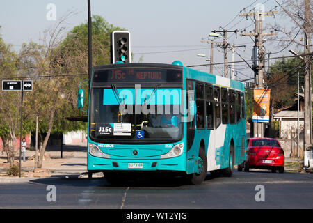 SANTIAGO, CHILE - MÄRZ 2016: transantiago Bus in der Nähe von seinen Zielort zu Neptuno station Stockfoto