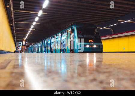 SANTIAGO, CHILE - MÄRZ 2016: Metro de Santiago NS 93 Zug am Bahnhof República Stockfoto