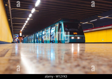 SANTIAGO, CHILE - MÄRZ 2016: Metro de Santiago NS 93 Zug am Bahnhof República Stockfoto