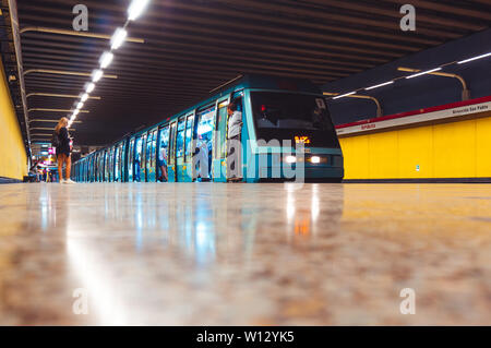 SANTIAGO, CHILE - MÄRZ 2016: Metro de Santiago NS 93 Zug am Bahnhof República Stockfoto