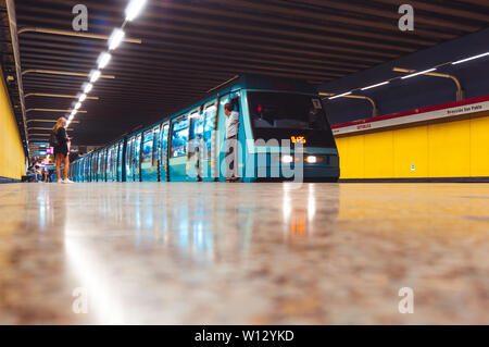 SANTIAGO, CHILE - MÄRZ 2016: Metro de Santiago NS 93 Zug am Bahnhof República Stockfoto