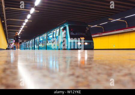 SANTIAGO, CHILE - MÄRZ 2016: Metro de Santiago NS 93 Zug am Bahnhof República Stockfoto