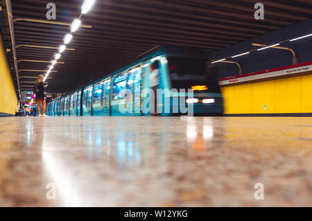 SANTIAGO, CHILE - MÄRZ 2016: Metro de Santiago NS 93 Zug am Bahnhof República Stockfoto