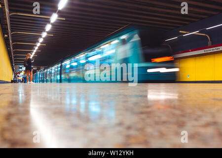 SANTIAGO, CHILE - MÄRZ 2016: Metro de Santiago NS 93 Zug am Bahnhof República Stockfoto