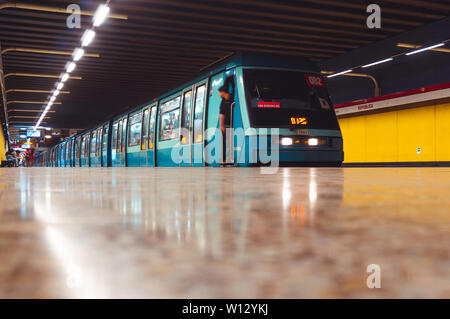 SANTIAGO, CHILE - MÄRZ 2016: Metro de Santiago NS 93 Zug am Bahnhof República Stockfoto