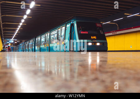 SANTIAGO, CHILE - MÄRZ 2016: Metro de Santiago NS 93 Zug am Bahnhof República Stockfoto