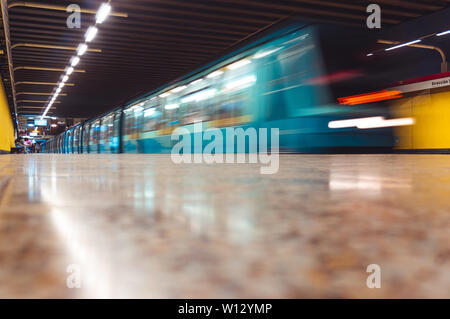 SANTIAGO, CHILE - MÄRZ 2016: Metro de Santiago NS 93 Zug am Bahnhof República Stockfoto