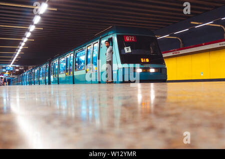 SANTIAGO, CHILE - MÄRZ 2016: Metro de Santiago NS 93 Zug am Bahnhof República Stockfoto